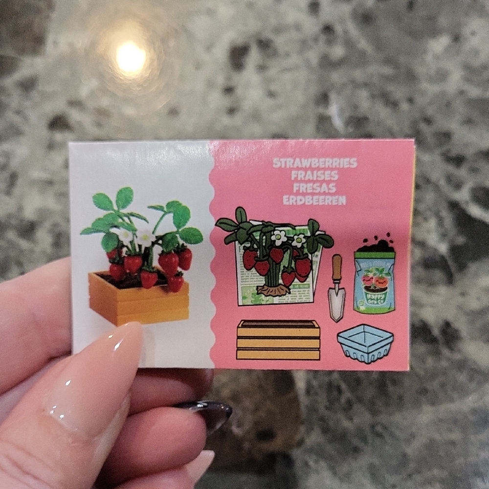 Miniverse Make It Mini Nature Strawberries - Picture 2 of 4